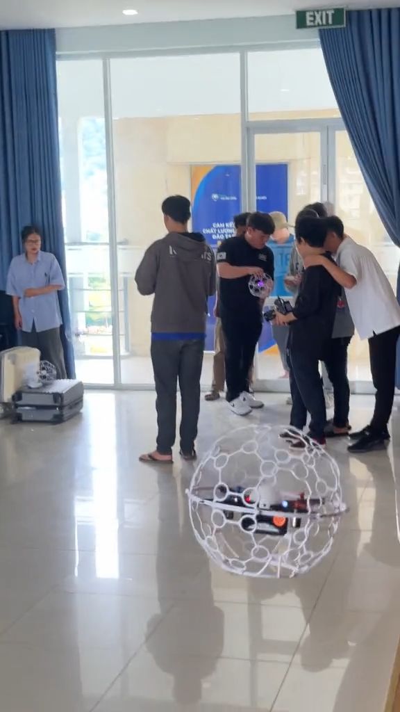 Video thumbnail - Trải nghiệm khoa CNTT và TBD Drone Show